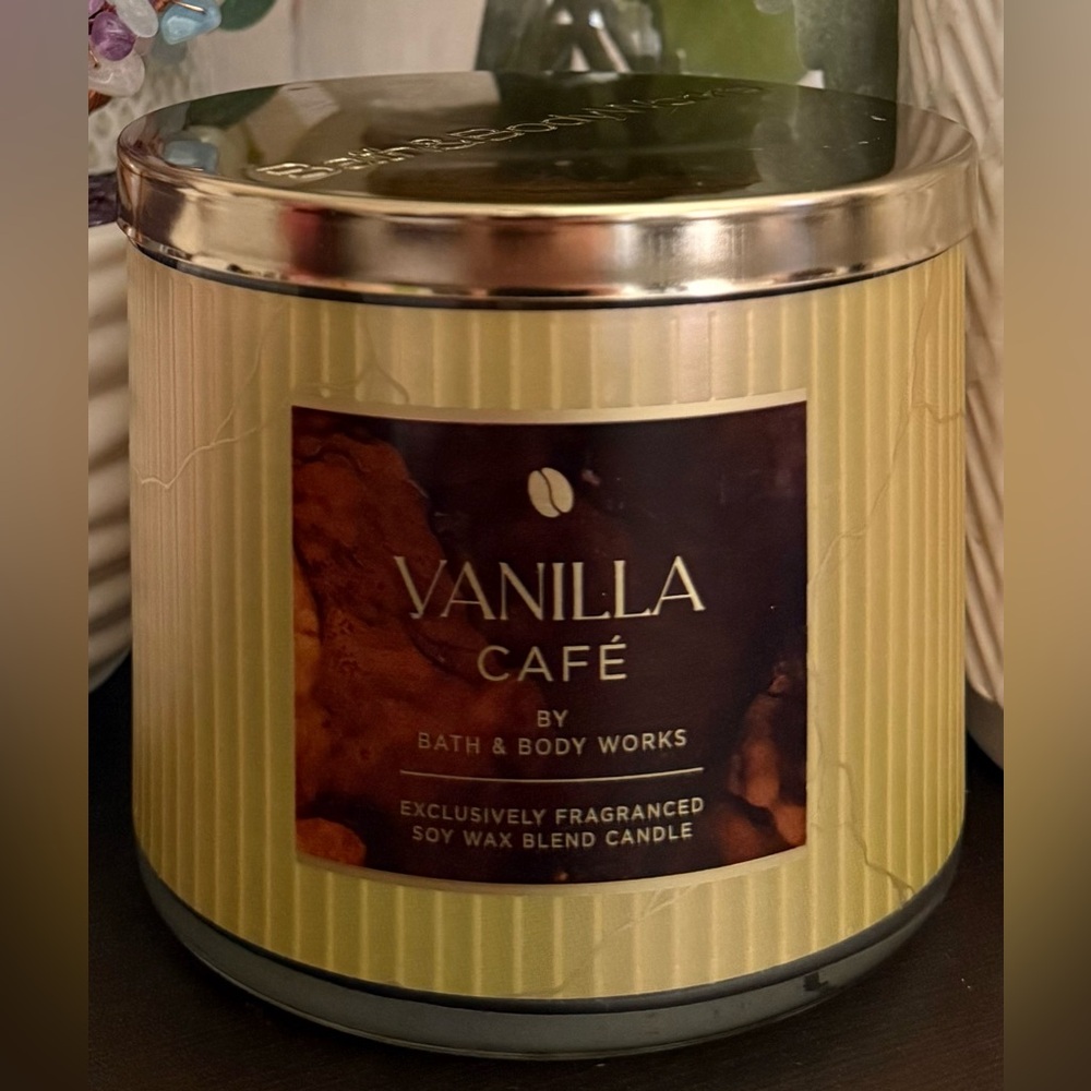 🆕🧁 BATH & BODY WORKS “VANILLA CAFE” 3-WICK CANDLE. BRAND NEW. SOY WAX BLEND.